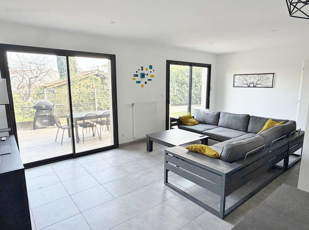 Maison à SAINT-GENIS-LES-OLLIERES