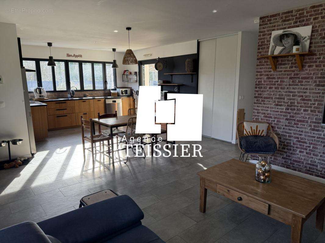 Maison à BERRIAS-ET-CASTELJAU