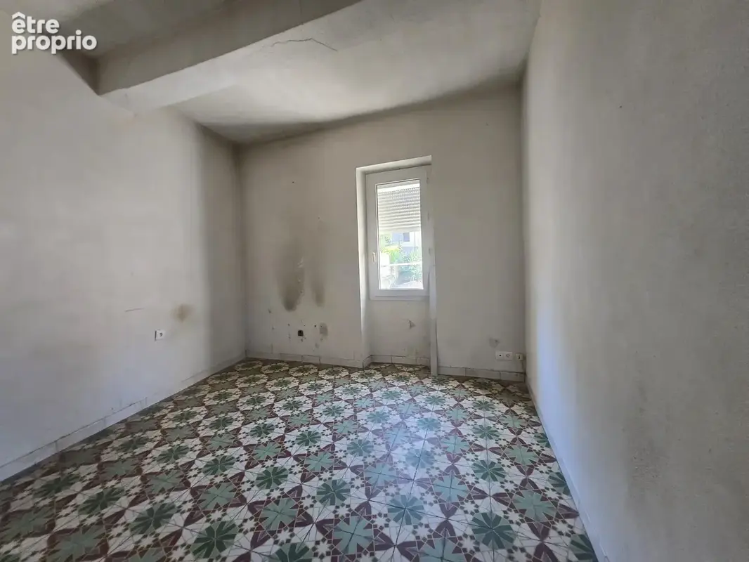 Maison à rénover avec garage, cour et jardinet - photo 8