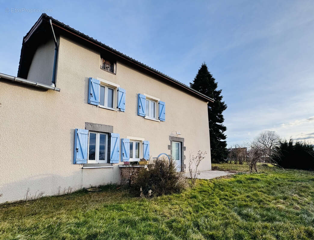 Maison à ESCOUTOUX