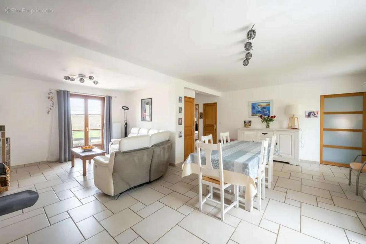 Maison à MONTJAVOULT