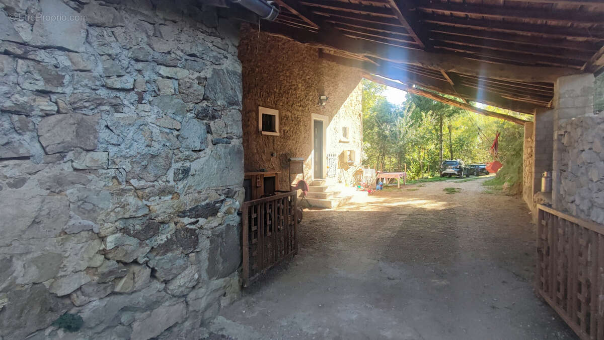 Maison en pierres rénovée avec terrain - photo 4