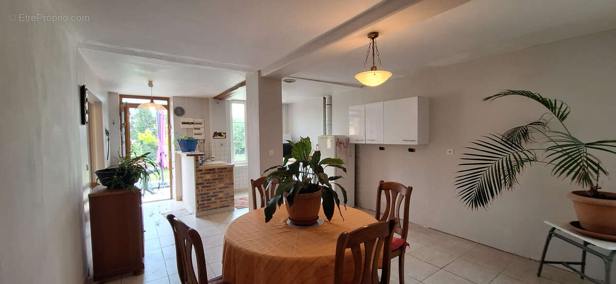 Dans un havre de paix, corps de ferme de 175m2, composee de deux habitations,100m2 et 75m2,5 chambres grange, - photo 4