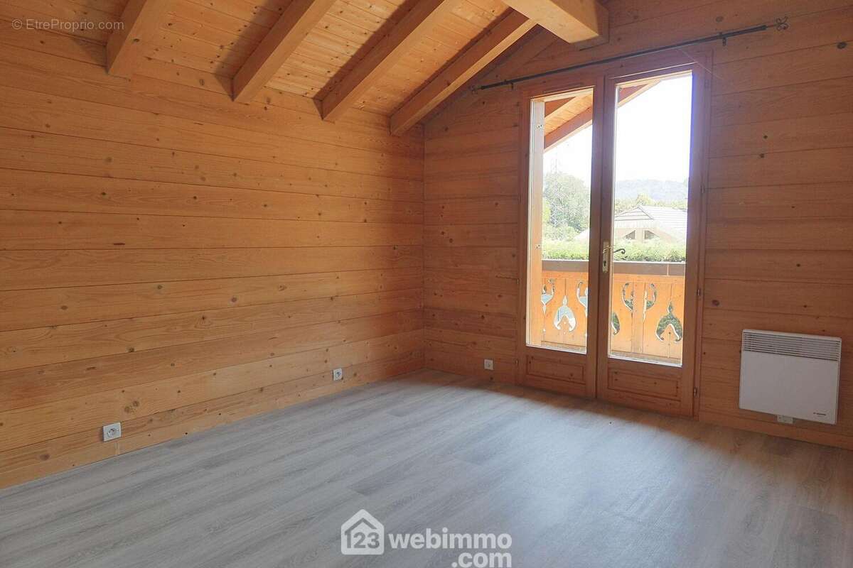 À l'étage, l'espace nuit se compose de deux chambres... - Maison à UGINE
