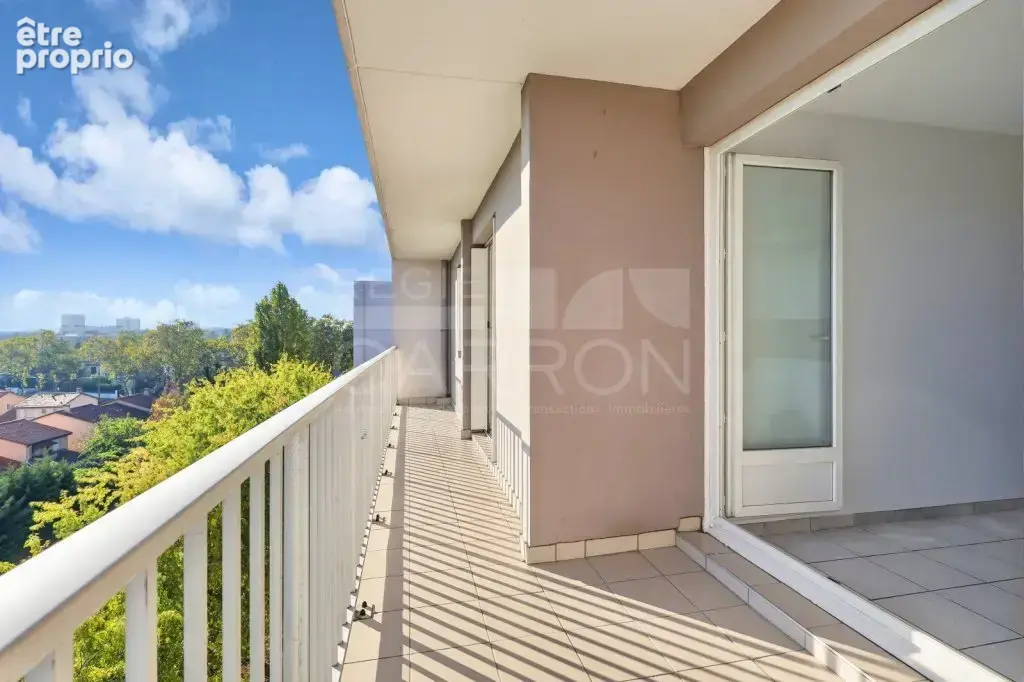 Rillieux village – 6ème étage, balcon et vue dégagée - photo 2