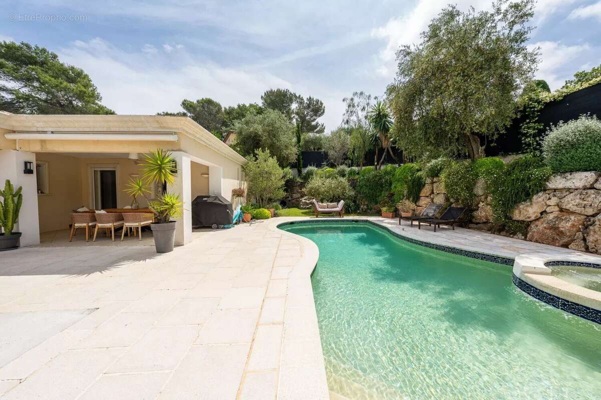 Colline de castellaras - villa provencale - jardin et piscine - photo 12