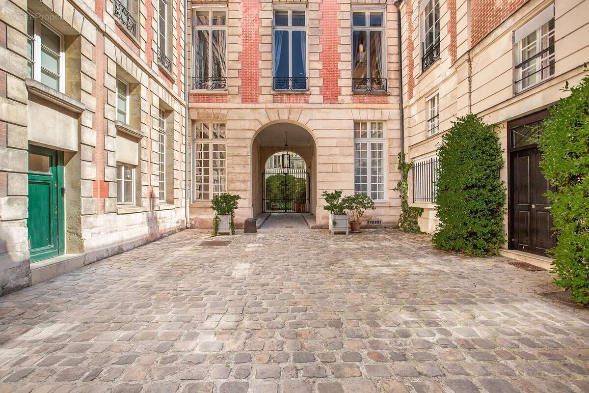 Appartement à PARIS-3E