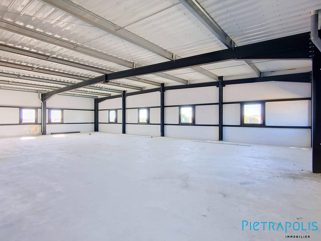 Commerce 234 m² à Sete  - photo 1