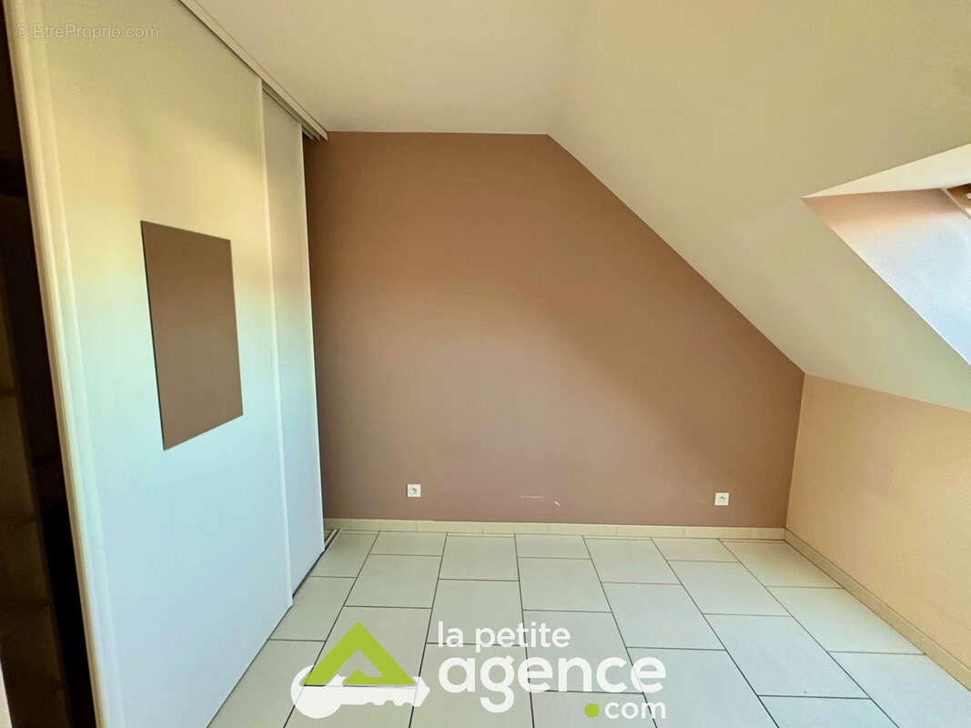 St Doulchard, vend pavillon type 5, 103 m2 habitable environ, jardin et garage - photo 8