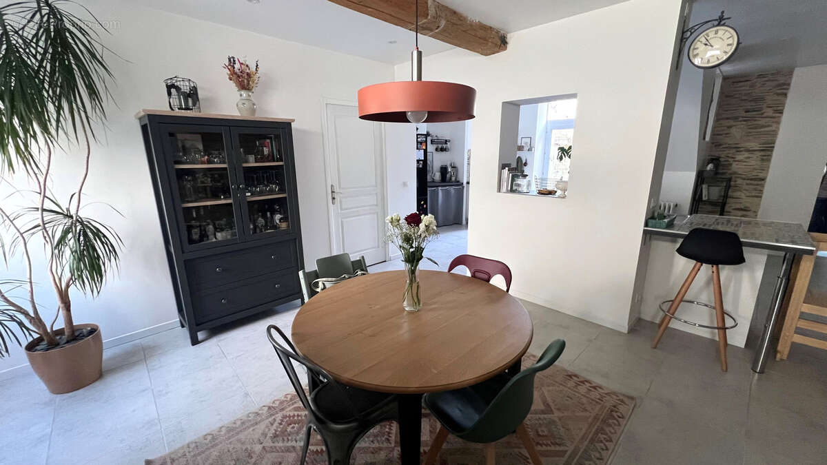 Maison à SAINT-CLEMENT-DE-LA-PLACE