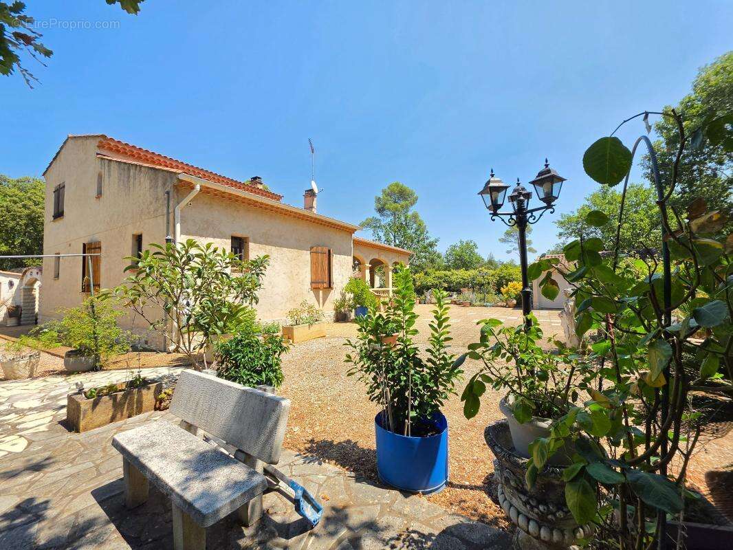 Maison provençale avec jardin et garages à vendre à brignoles - photo 3