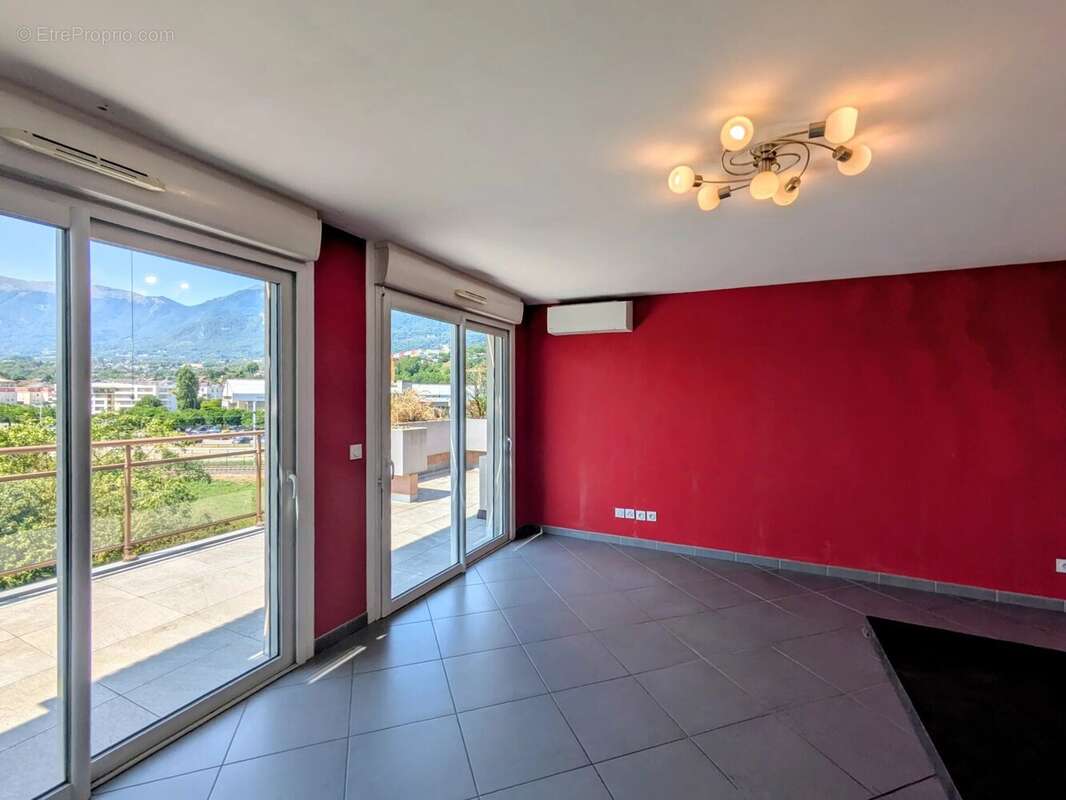 Dernier etage! tres jolie vue sur les montagnes ! - photo 3