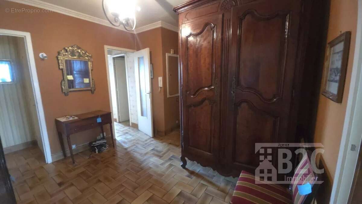 A vendre - grenoble t4 + garage + cave - photo 7