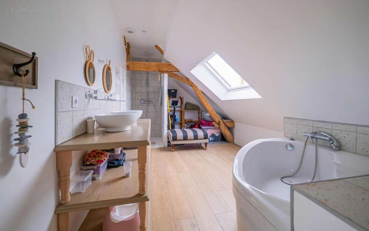 Maison à NEUVILLE-SUR-SARTHE