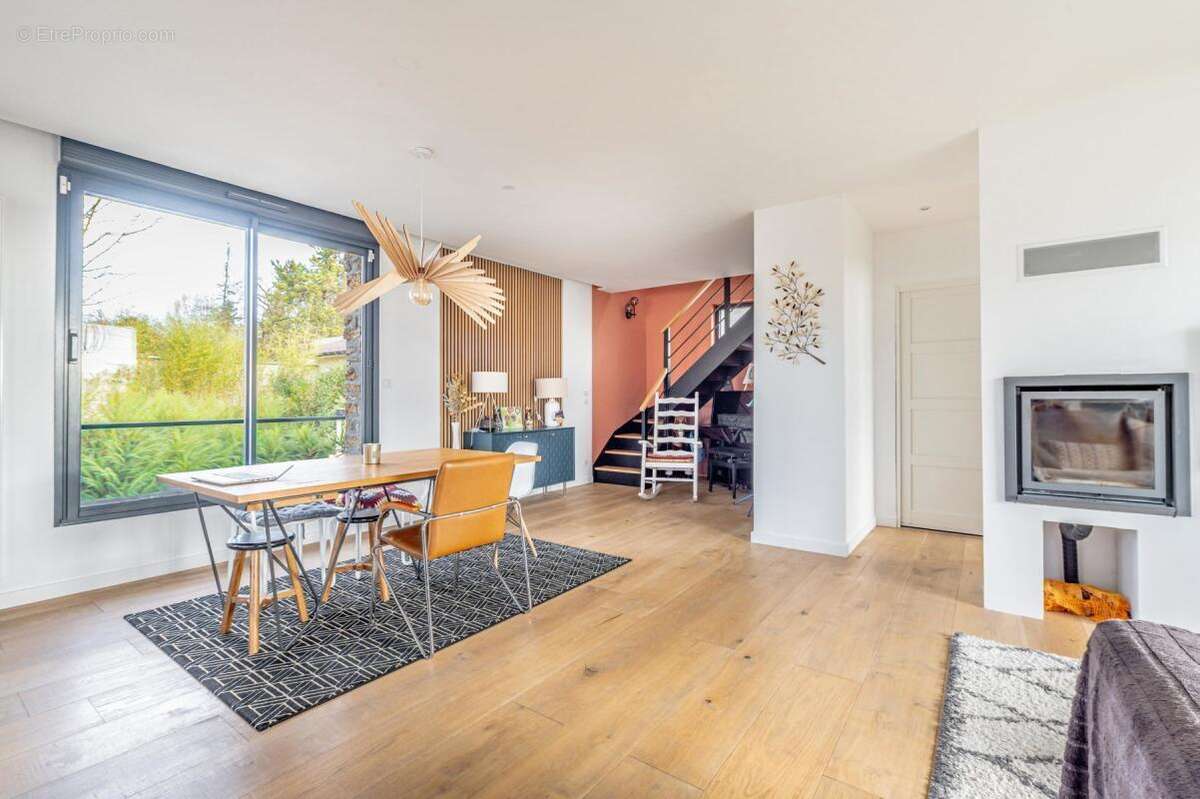 Maison à CONDE-SAINTE-LIBIAIRE