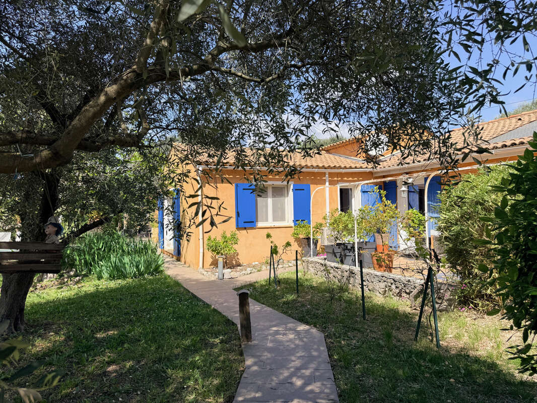 Maison à BAGNOLS-EN-FORET