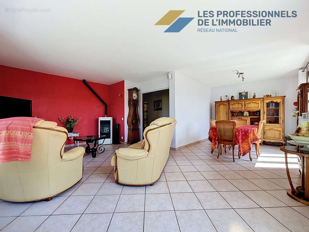 Maison traditionnelle de plain-pied de 129,25 m2 habitable, sur un terrain de 1 760 m2 - photo 4