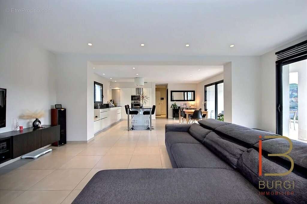 Maison à ROQUEBRUNE-SUR-ARGENS