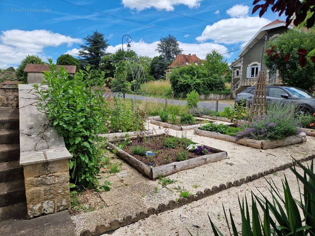 Maison 4 chambres, dépendance, piscine et jardin proche du village. - photo 17