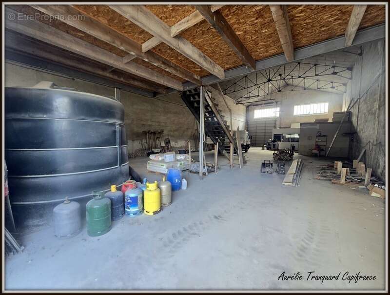 Local/ Atelier + bureau À VENDRE – de 508 m² avec grand terrain clos de 3 737 m² – Emplacement stratégique SAINT JEAN D'ANGELY ( - photo 2