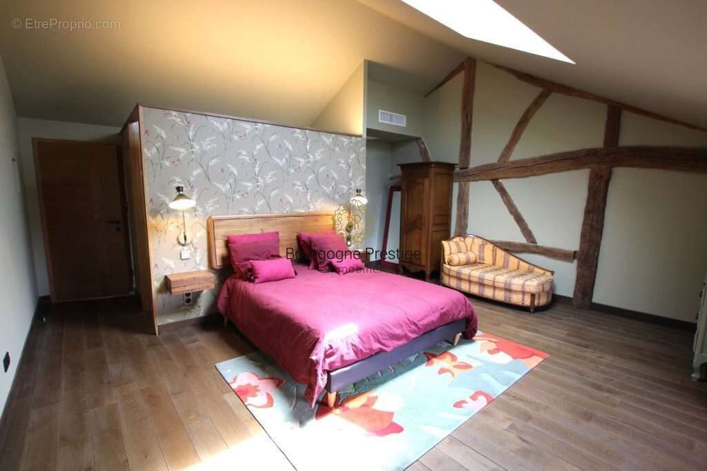 Elegante longere de caractere de 338 m² entierement renovee avec piscine et parc de 3108 m² - photo 15