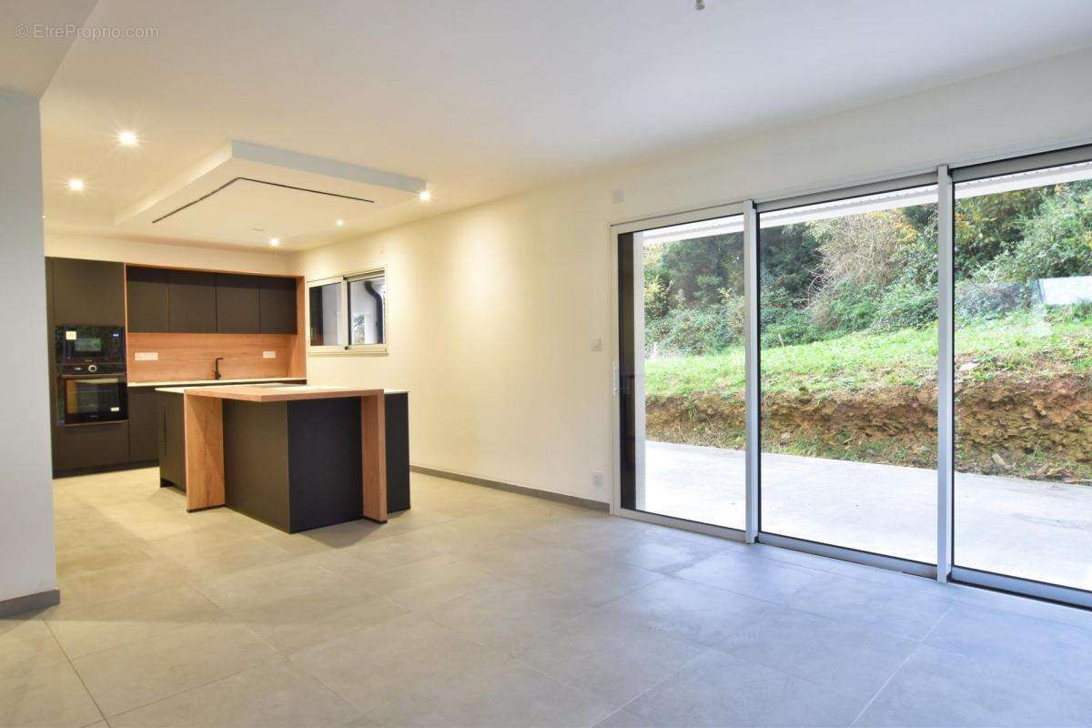 Maison à PLONEVEZ-PORZAY