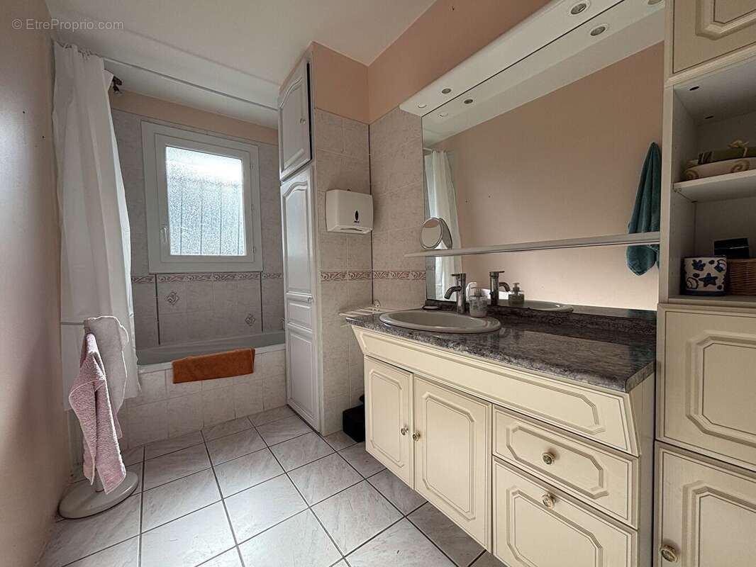 Maison à LA CHAPELLE-BASSE-MER