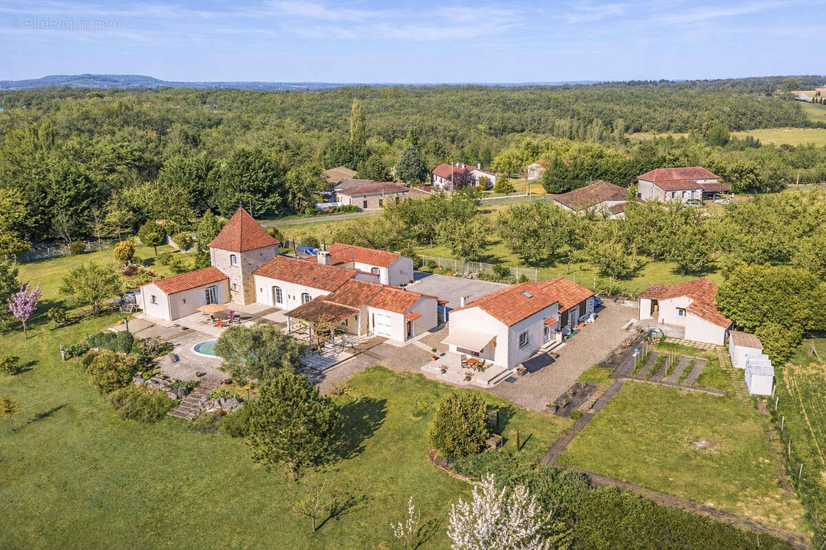 Propriété de campagne avec piscine, annexe, terrain, garage et lac - photo 13