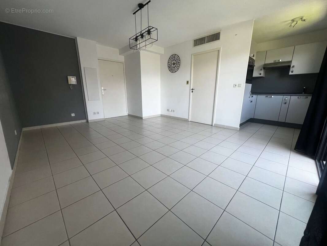 Appartement à LA ROQUETTE-SUR-SIAGNE