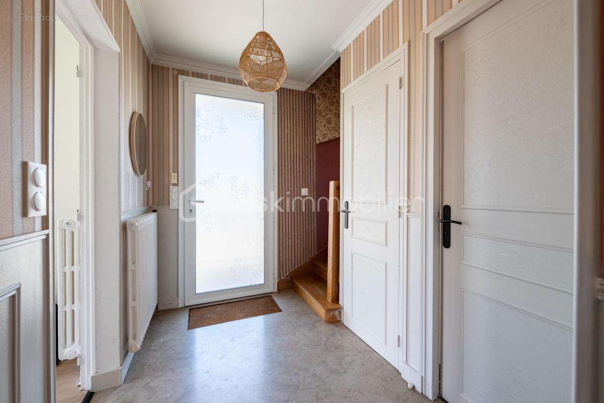 Très belle maison rénovée des années 1970 composée de ses 4 chambres, de son sous-sol total et de son jardin clos sans vis-à-vis - photo 9