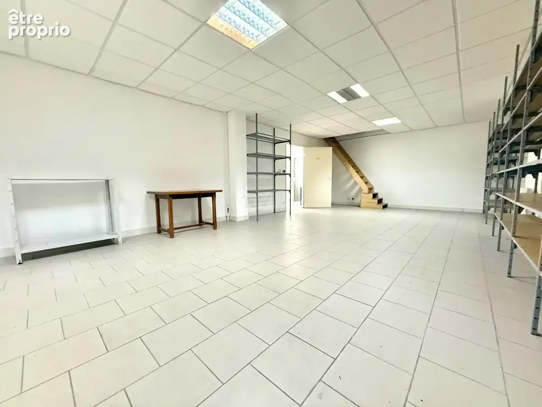Local professionnel de 380 m2 avec Terrain et Parking - photo 4