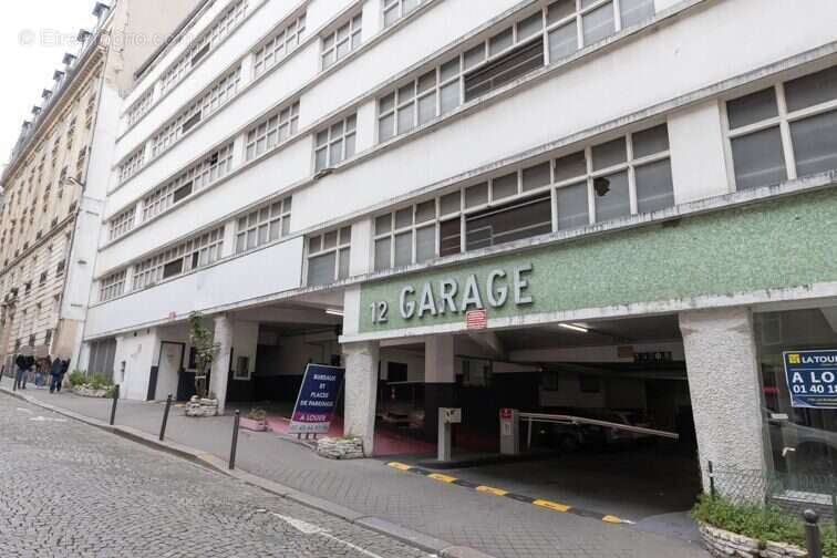 Parking 8 m² à Paris-9e  - photo 2