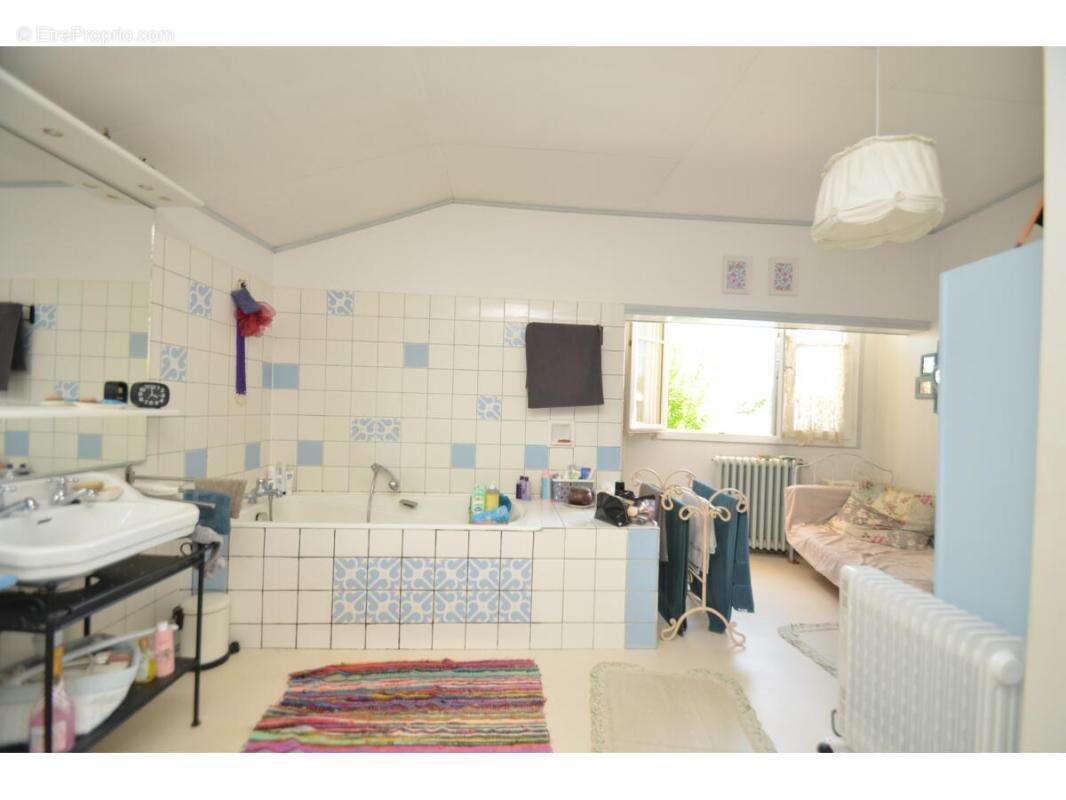 Maison à SAINT-MEDARD-DE-GUIZIERES