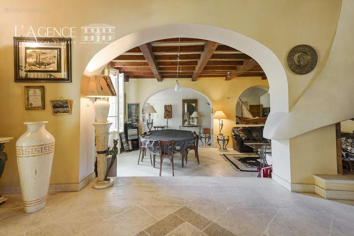 Maison 313 m² à Aix-En-Provence  - photo 4