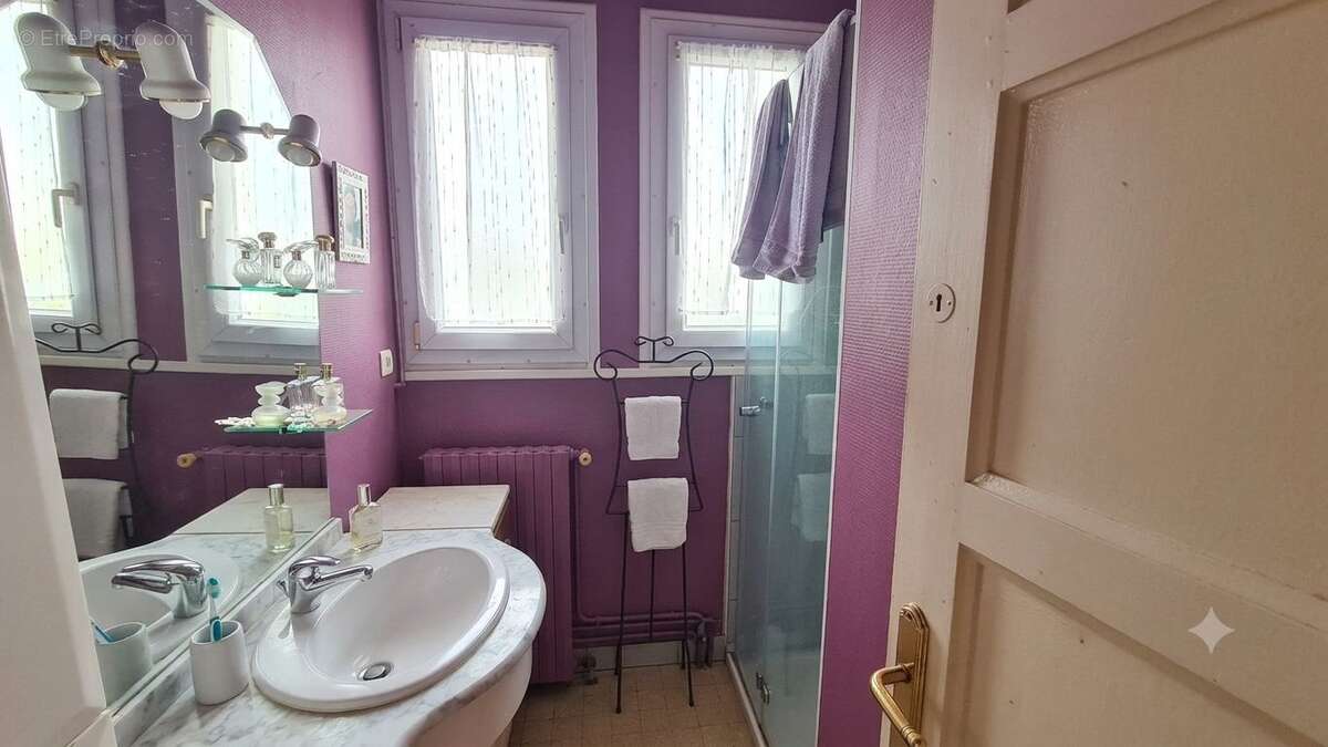 Maison familiale avec beau potentiel – 108 m² habitables – 4 à 5 chambres possibles – Garage – Terrain clos de 396 m² - photo 15