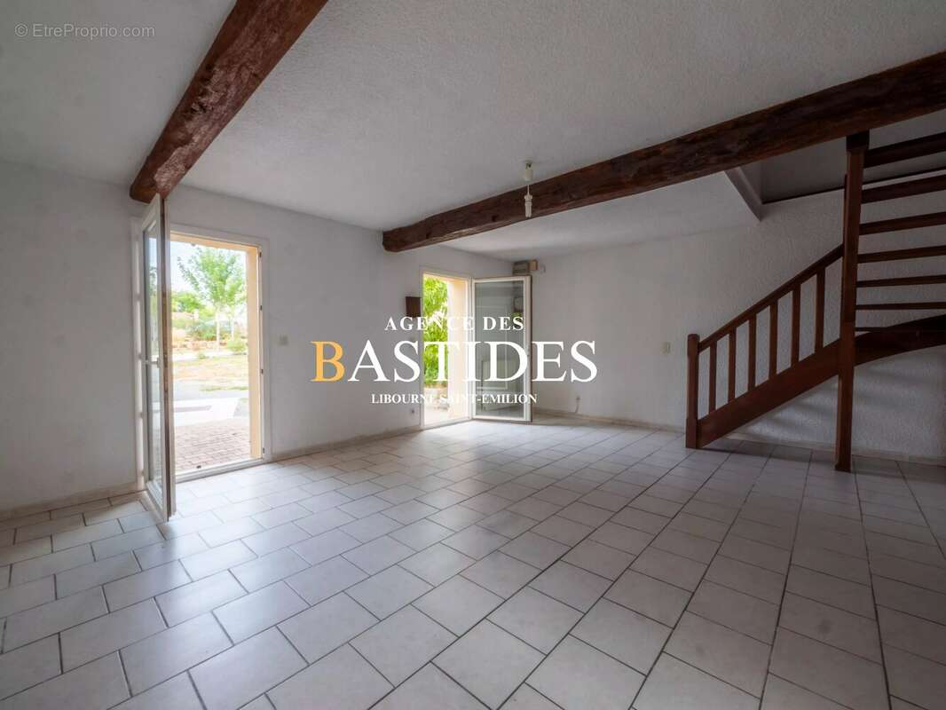 Maison en pierre dans un village - photo 3