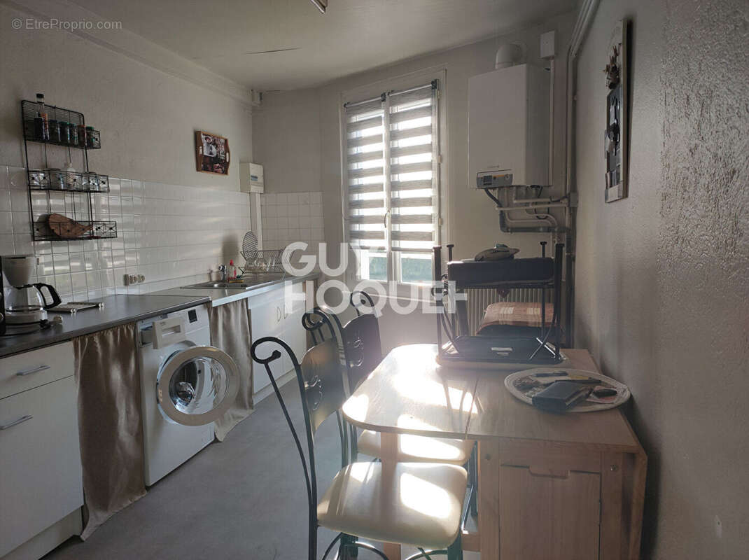 Appartement à NOIRETABLE