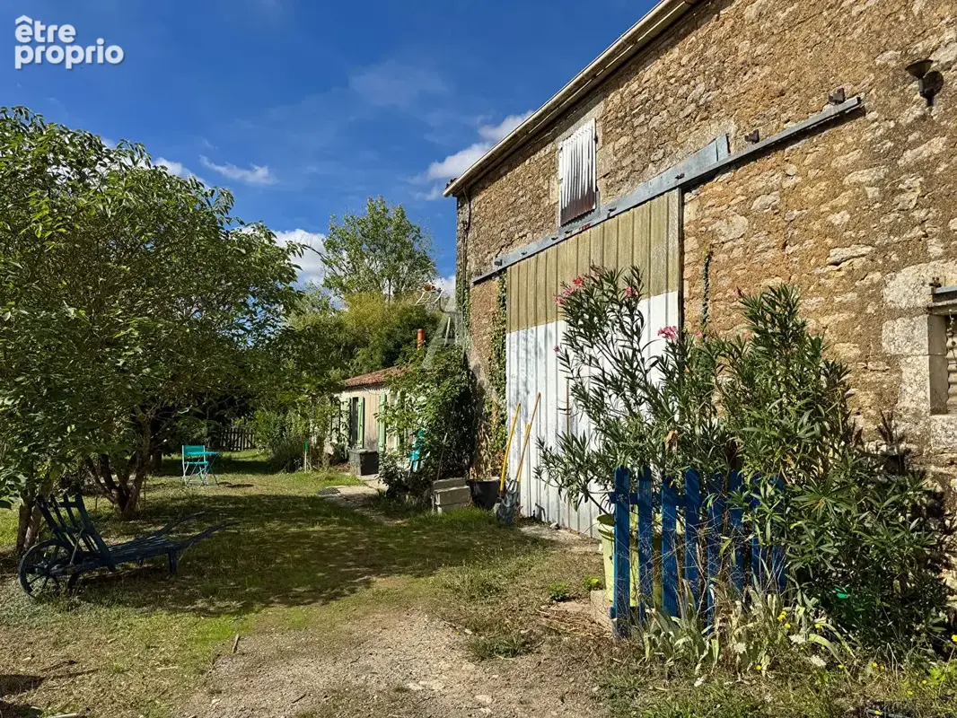 Maison - grandes dépendances - 13 000 m² de terrain - photo 10