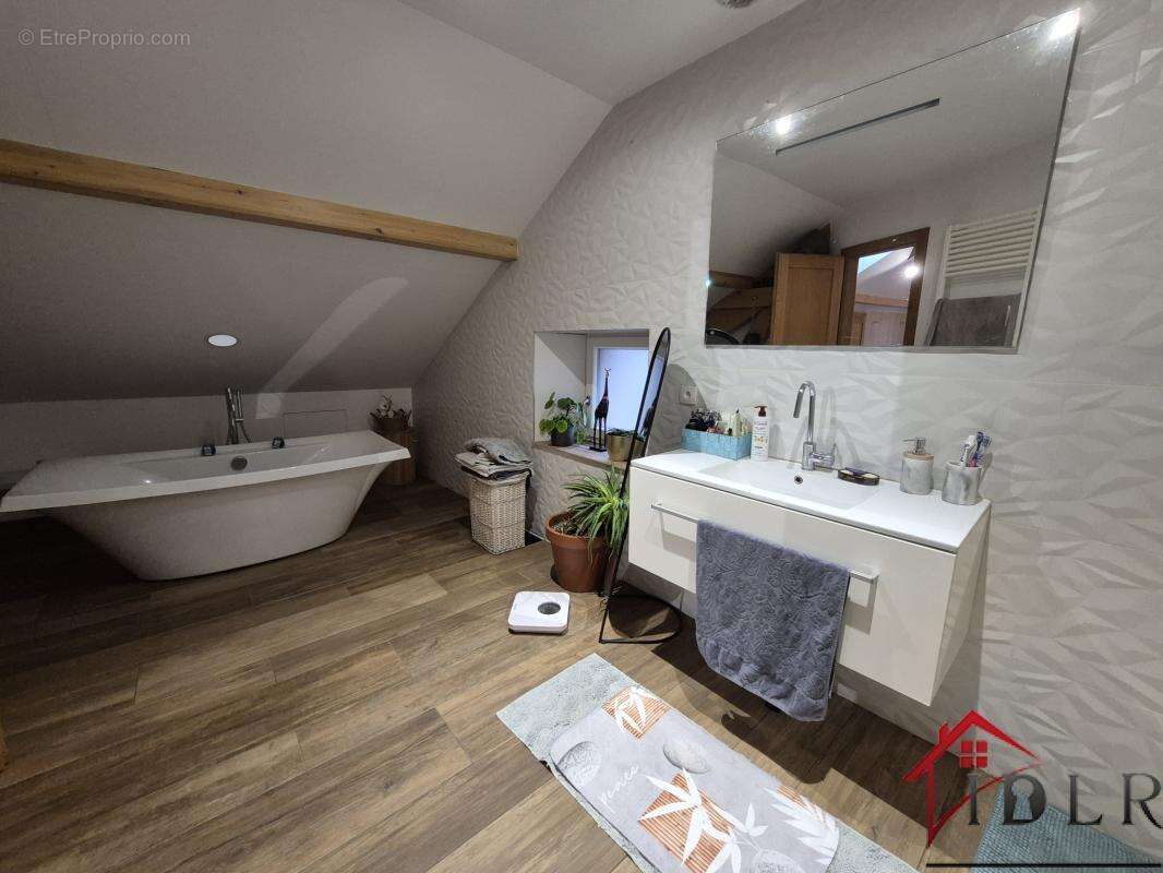 Belle ferme rénovée de 190 m2 avec terrain constructible et - photo 15