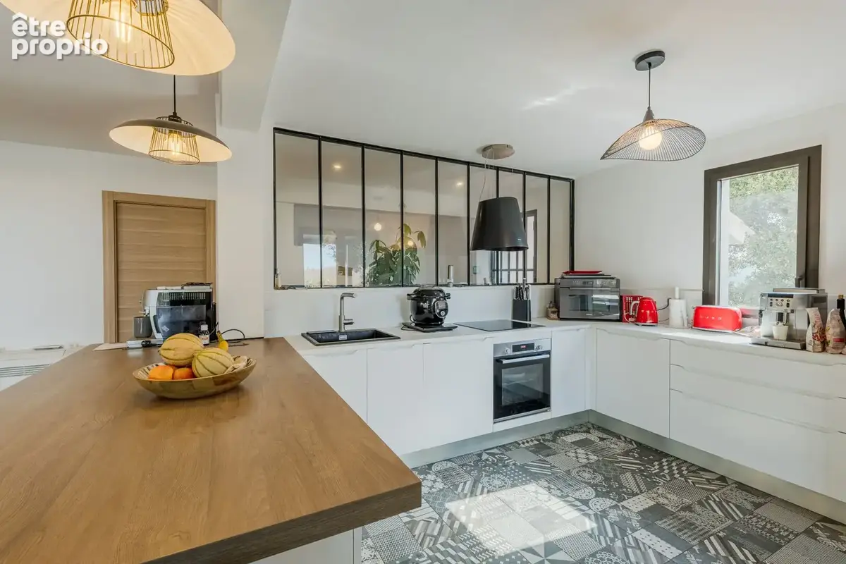 Villa rénovée à vendre avec jolie vue mer à Saint Raphaël , 4 chambres - photo 5