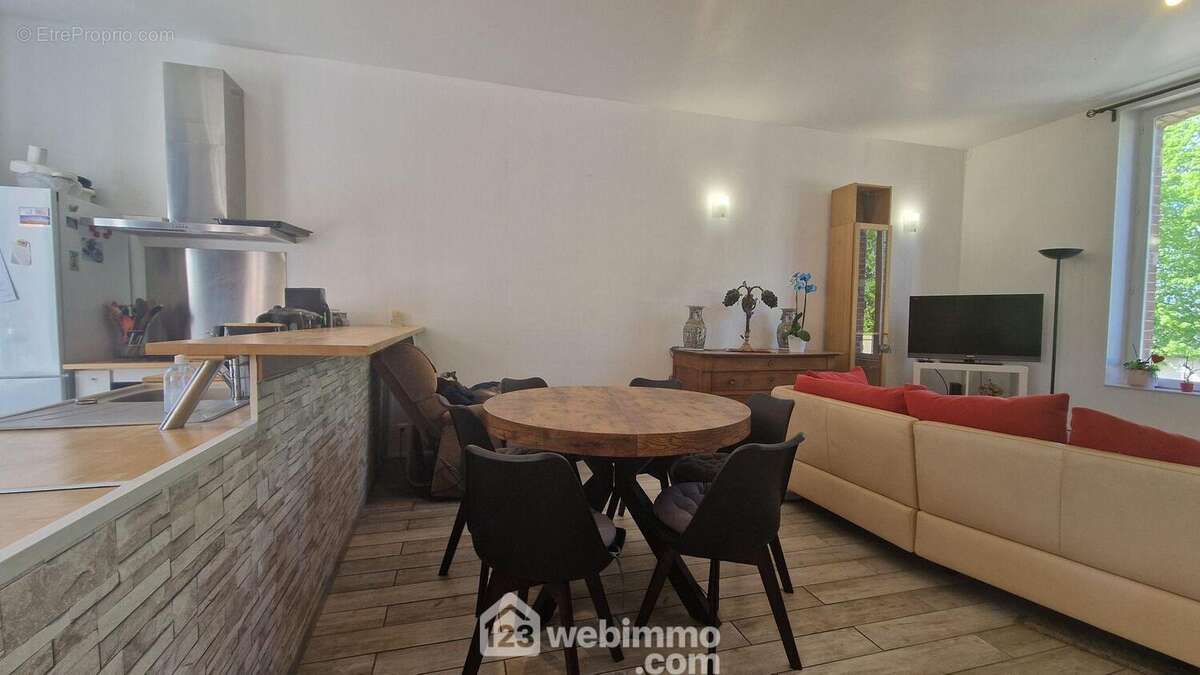 Un espace repas ouvert sur... - Maison à LAON