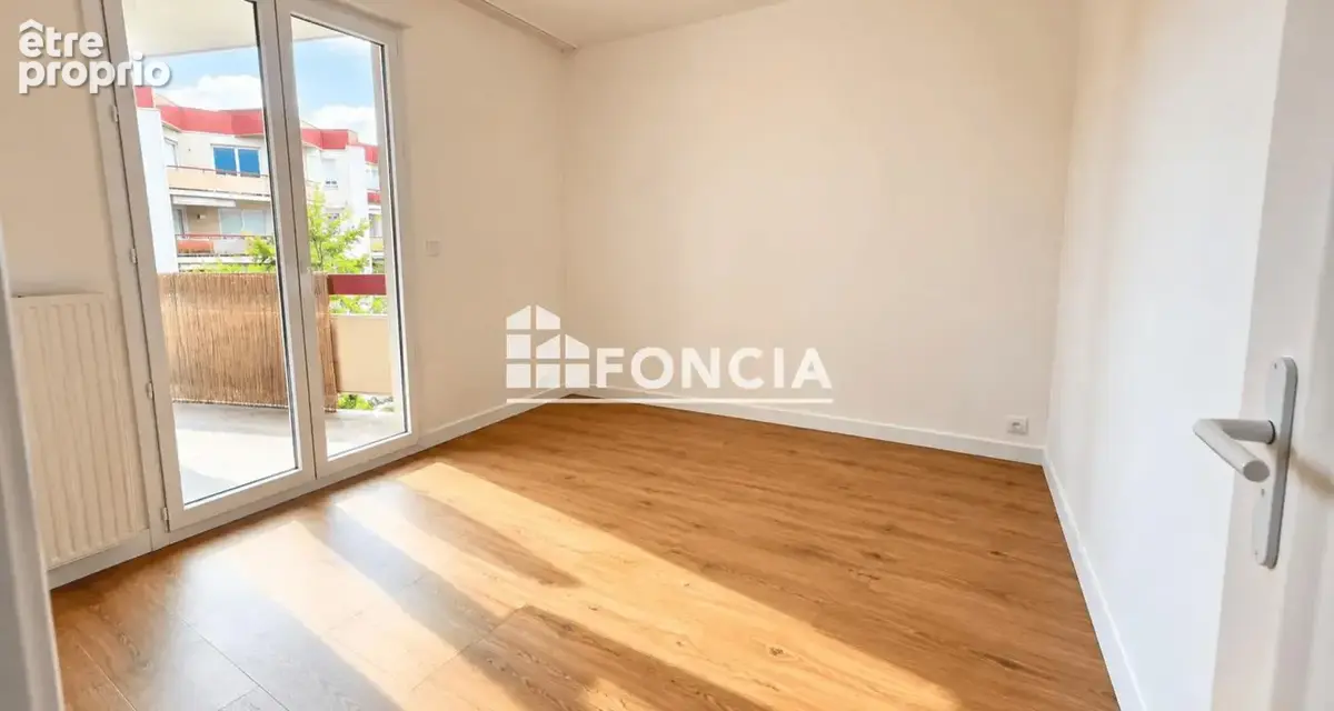 T4 entièrement rénové – 3 chambres – balcon – parking – tram à 200 m - photo 5