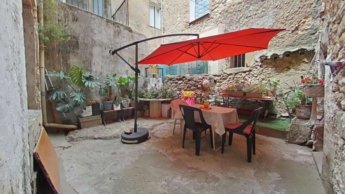 Maison à OUVEILLAN