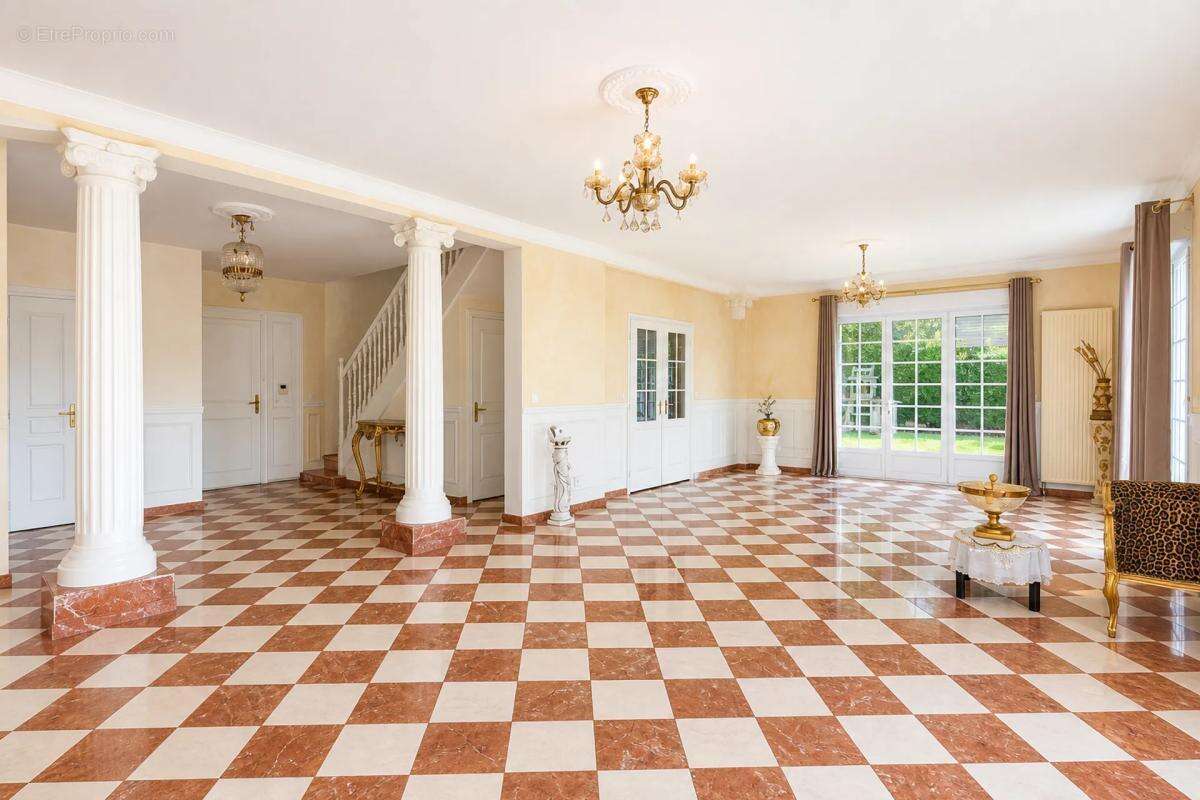 Maison individuelle de 7 pièces de 220m² en vente à Sarcelles - Idéal pour les familles - photo 5