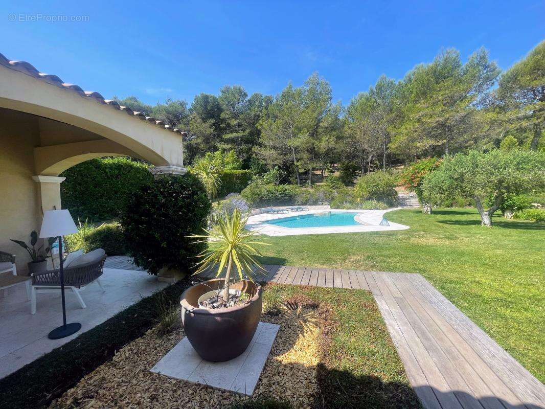 Maison 233 m² à Rognes  - photo 5