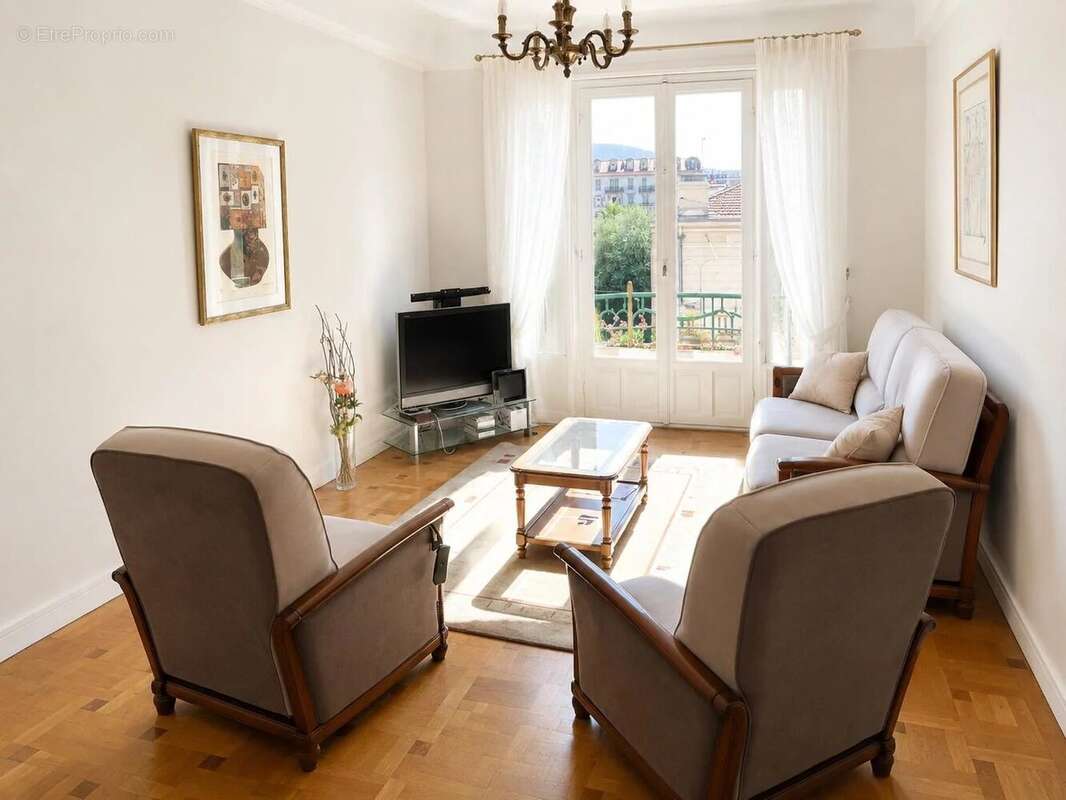 Liberation a 100m de la place - f3 78m² balcons - photo 2