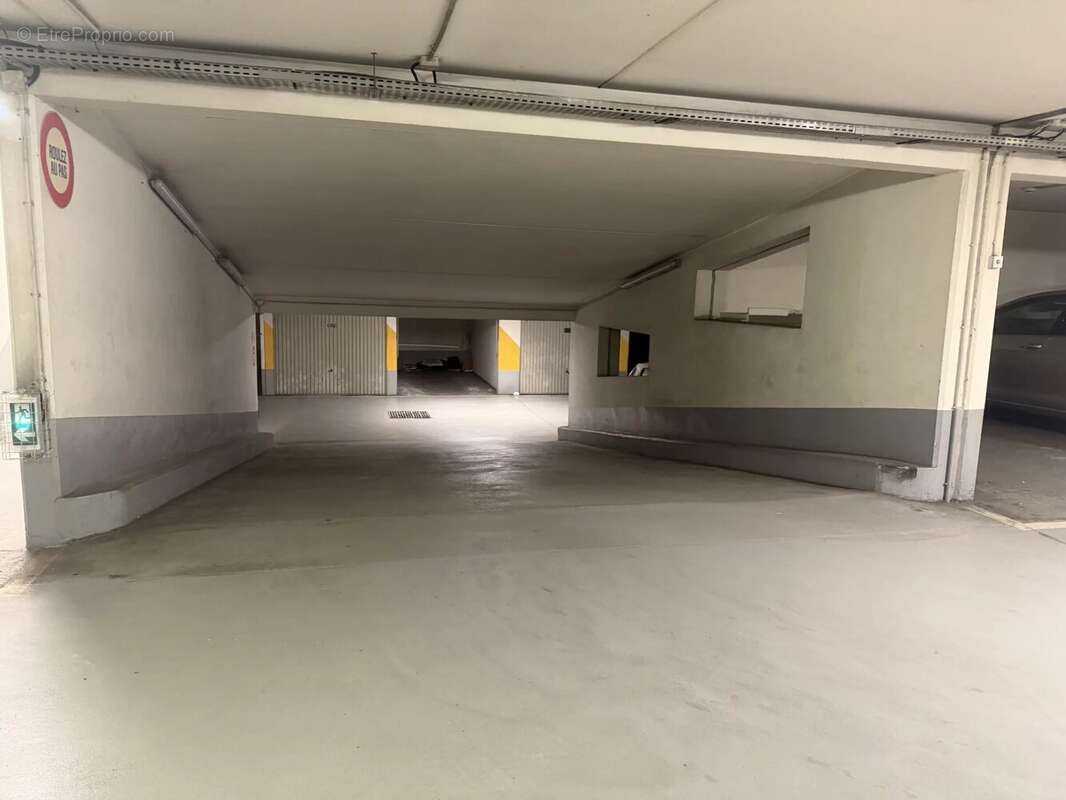 Parking à PARIS-16E