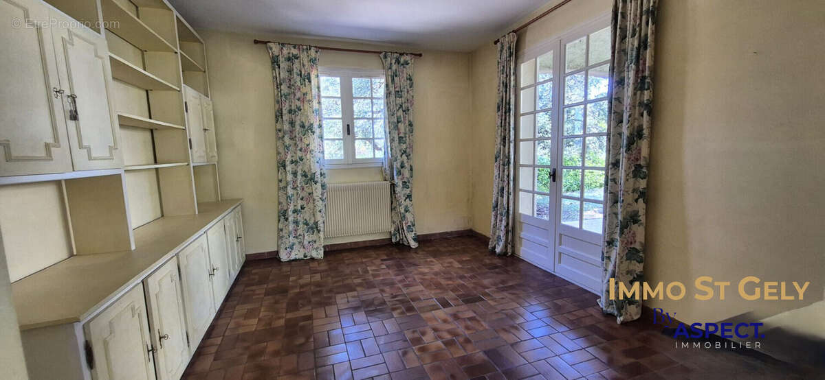Maison à SAINT-CLEMENT-DE-RIVIERE