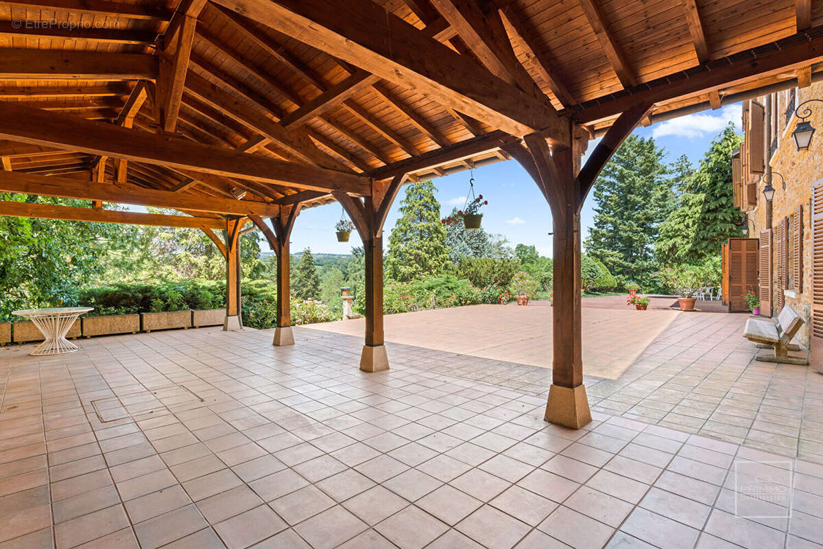 CHESSY, maison de 964.65 m² de plancher avec piscine, tennis et dépendances - photo 4