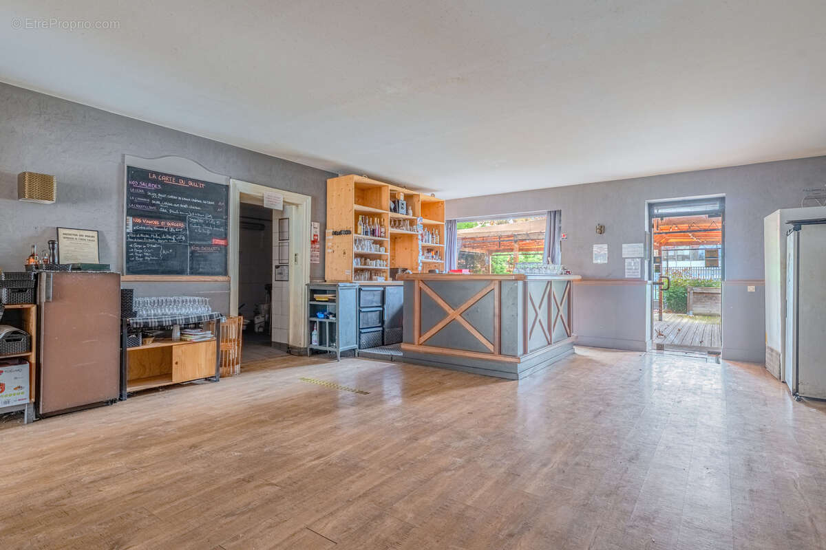 Commerce à SAINT-GENIS-LAVAL